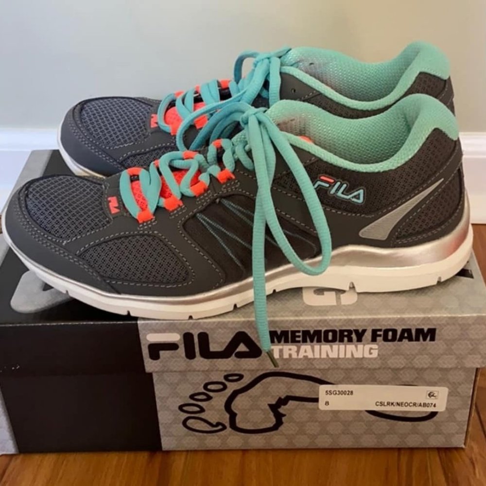 NEAR NEW Fila Sneakers, Size 8